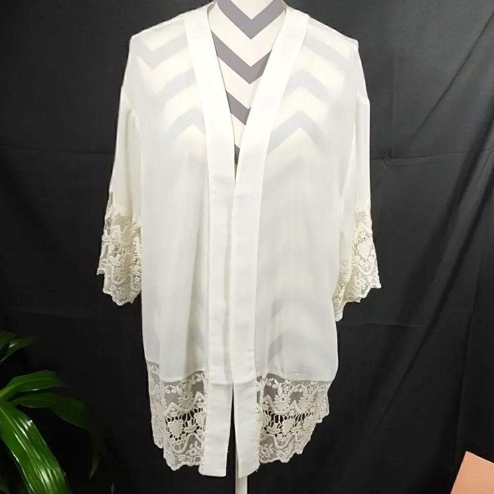 Miss Love White Sleeved Floral Lace Wrap